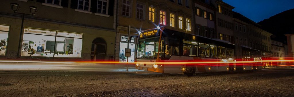 Bus Uniplatz bei Nacht